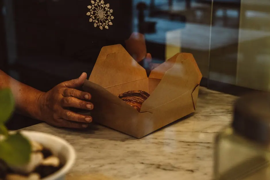 Een afhaalbox met eten van dichtbij