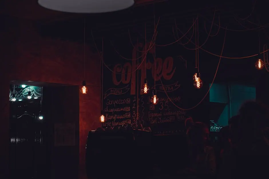 Een krijtbord met een menu in een café