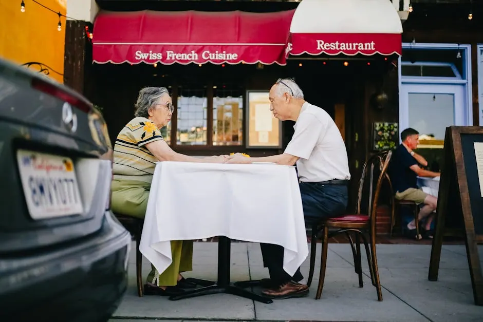 Een ouder echtpaar bekijkt een papieren menukaart in een restaurant