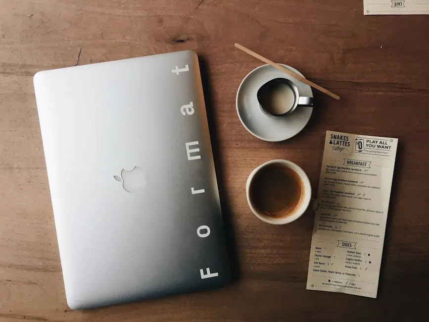 Iemand werkt aan een laptop met koffie ernaast