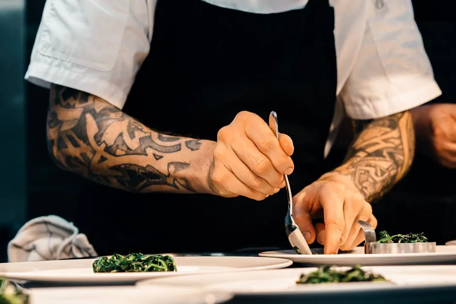 Chef stelt een plantaardig gerecht samen