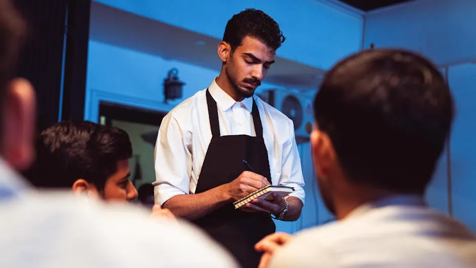 Ober neemt bestelling op in een restaurant