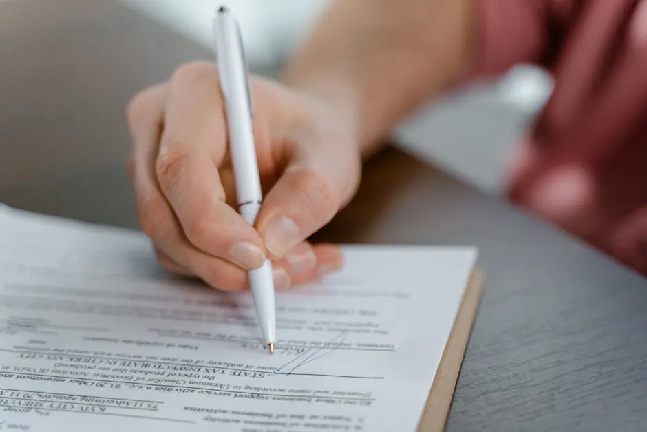 Een document wordt ondertekend met een pen op een bureau